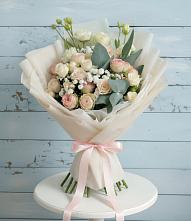 Букет цветов из:  Розы и Лизиантусы в Каргополе