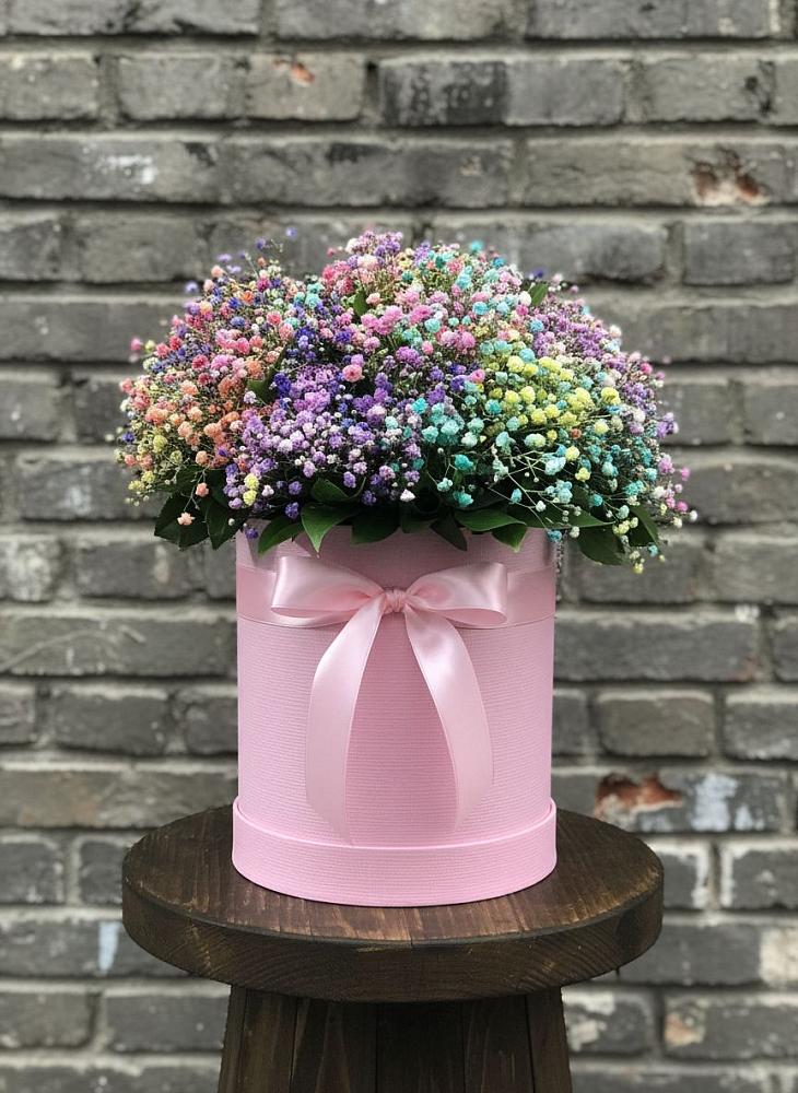 Цветочная композиция из Гипсофила и Розы в шляпной коробке в Каргополе