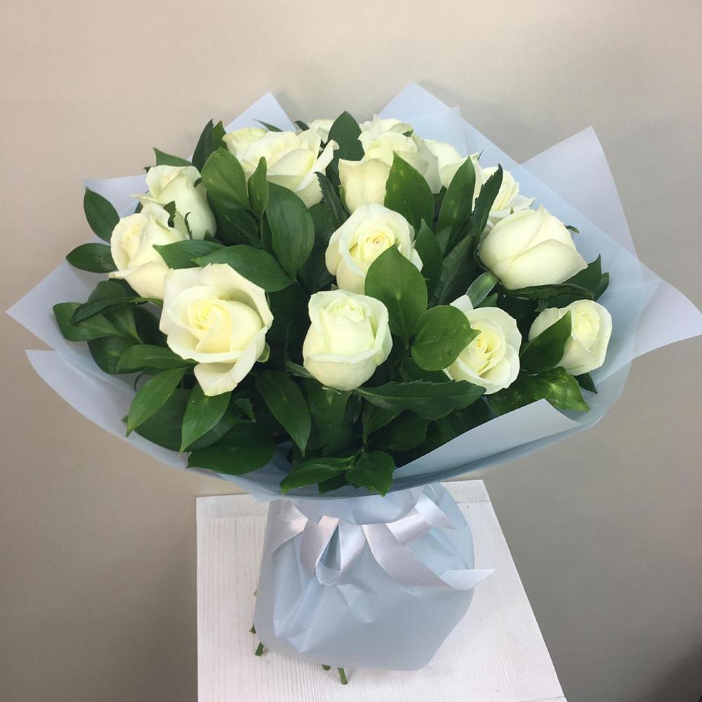 Букет 15 Белых роз Проуд в Каргополе