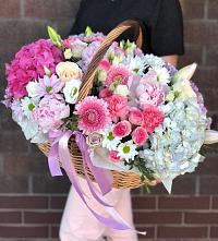 Композиция солнечный день в Каргополе Цветочная композиция из Розы, Хризантемы, Пионы и Лизиантусы в корзине в Каргополе