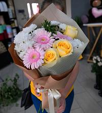 Букет цветов из:  Герберы, Розы и Хризантемы в Каргополе