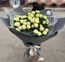 Букет Белые кустовые розы Солинеро в Каргополе