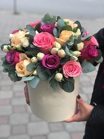 Цветочная композиция из Розы в шляпной коробке в Каргополе