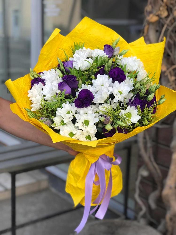 Букет цветов из: Ирисы, Хризантемы и Ромашки в Каргополе