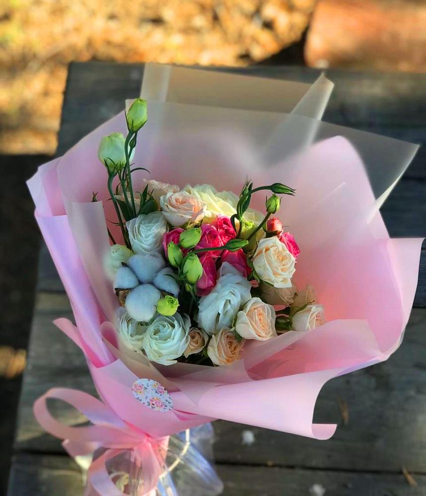 Букет цветов из: Розы и Лизиантусы в Каргополе