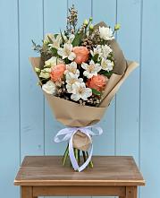 Букет цветов из:  Альстромерии, Лизиантусы, Розы и Хризантемы #REPLACE_PRED# Каргополе