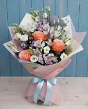 Букет цветов из:  Лизиантусы, Розы, Альстромерии и Гипсофила в Каргополе