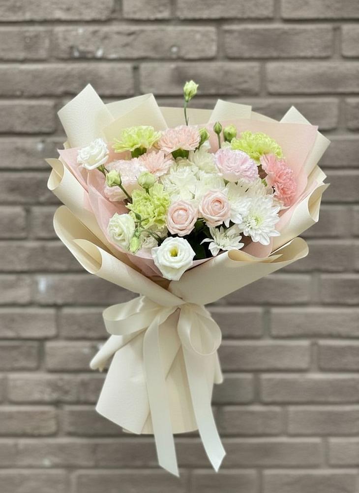 Букет цветов из: Гвоздики, Розы, Лизиантусы и Хризантемы в Каргополе