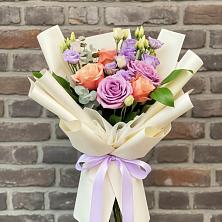 Букет цветов из:  Лизиантусы и Розы в Каргополе