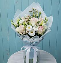 Букет цветов из:  Розы и Лизиантусы в Каргополе