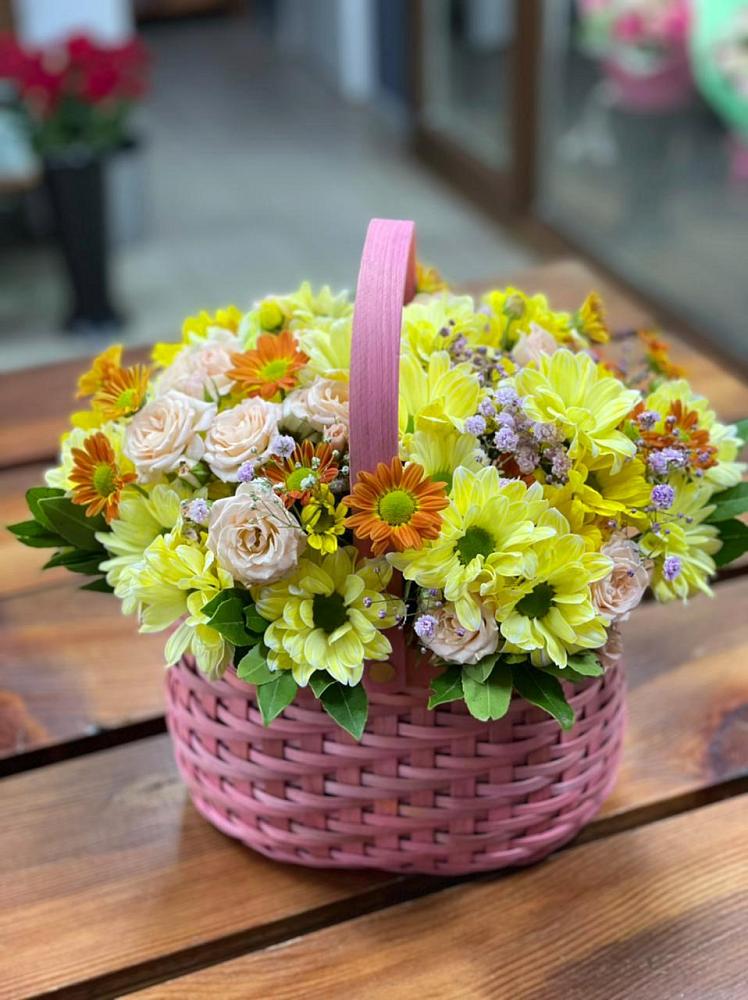 Цветочная композиция из Хризантемы и Розы в корзине в Каргополе