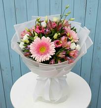Букет цветов из:  Герберы, Альстромерии и Лизиантусы в Каргополе