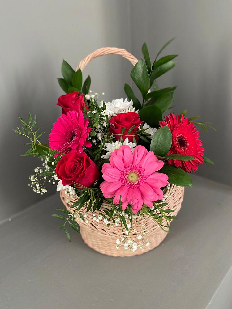 Цветочная композиция из Розы, Хризантемы и Герберы в корзине в Каргополе