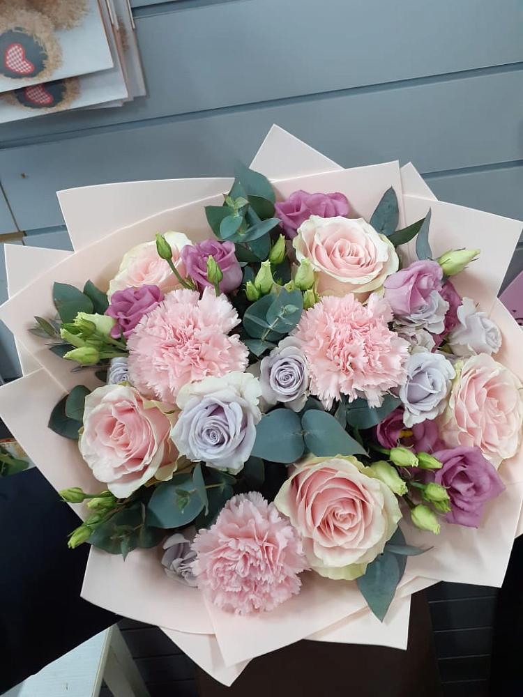 Букет цветов из: Розы, Гвоздики и Лизиантусы в Каргополе