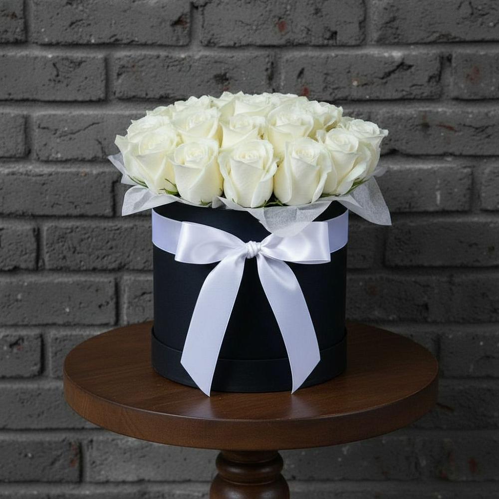 Цветочная композиция из Розы в шляпной коробке в Каргополе