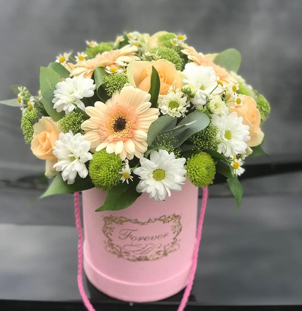 Цветочная композиция из Розы, Герберы и Хризантемы в шляпной коробке в Каргополе