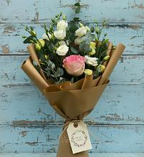 Букет цветов из:  Розы и Лизиантусы в Каргополе