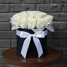 Цветочная композиция из Розы в шляпной коробке в Каргополе